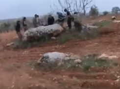 Российский летчик подорвал себя и обступивших его боевиков гранатой на видео