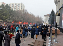 Тысячи людей пришли ко Дворцу республики поддержать Игоря Додона 