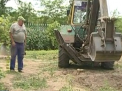 Огромная яма самопроизвольно образовалась у сельского дома в районе Штефан Водэ 