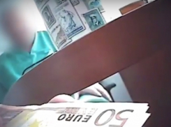 Скрытая камера засняла момент принятия взятки главой отделения РКБ