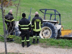 Гастарбайтера из Румынии бросили умирать на обочине дороги под трактором в Италии