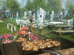 Праздник на кладбище: поминки перетекли в поедание шашлыка