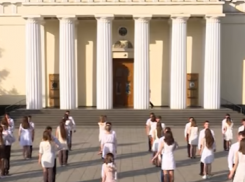 В центре Кишинева десятки пар станцевали Вальс Победы 