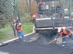 Наконец в центральном парке Кишинева появился новый асфальт