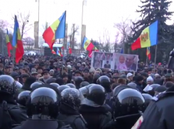 LIVE! Тысячи граждан взяли в кольцо здание парламента 