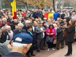 С румынскими флагами наперевес: у парламента продолжается протест в поддержку правительства