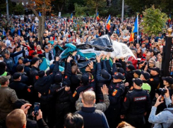 Полиция воспрепятствовала протестующим устанавливать палатки во дворе президентуры: Долой диктатуру! Позор!