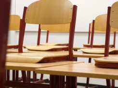 Директор школы в Алуату заставила двух учеников биться головой о стену