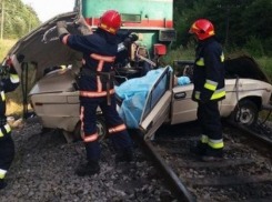 Пассажирский поезд протаранил автомобиль с ребенком и тащил его километр, все люди в машине погибли