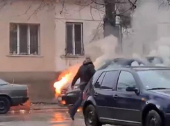 В самом центре Кишинева сгорел почти новый автомобиль Mercedes