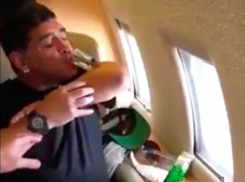 Марадона эмоционально выпил в самолете водку с локтя и попал на видео