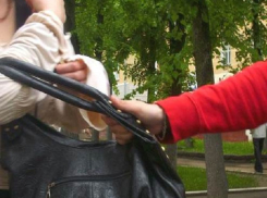 Женщина стала жертвой грабителя в своем дворе в Дурлештах
