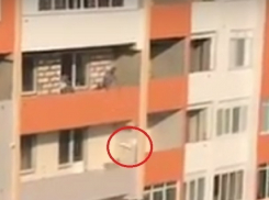 Бросающие с 6-го этажа столичной новостройки строительный мусор рабочие попали на видео
