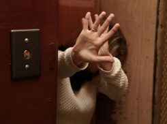 Грабитель напал на жительницу столицы в лифте ее дома  