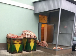 Мясом из мусорных контейнеров и жуткой колбасой кормили мошенники жителей Кишинева