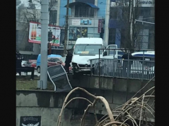 Фотофакт: маршрутка едва не упала с моста в Кишиневе