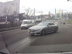 Смертельно опасная езда владельца роскошного Mercedes в столице попала на видео 