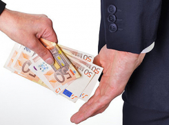 Экс-сотрудник полиции вымогал крупную взятку за помощь в получении водительских прав 