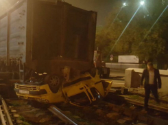 Водитель автомобиля, раздавленного поездом в Одессе, успел чудом спастись