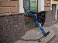 Националист попал в смешную ловушку при погроме российского банка в Киеве