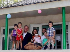 Президент Молдовы с супругой подарили дом многодетной семье в селе Мэркулешть