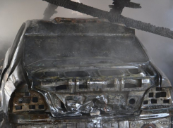 В Унгенах автомобиль сгорел прямо во дворе дома