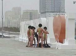 Туристы с голыми задницами в «купальниках Бората» шокировали полицейских Астаны