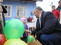 В свой день рождения Игорь Додон навестил родителей, воспитывающих 9 детей 