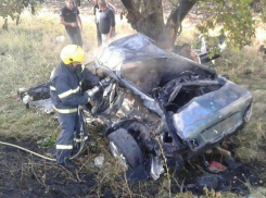 Автокатастрофа в Штефан Водэ: пассажиры и водитель погибли в горящей машине 