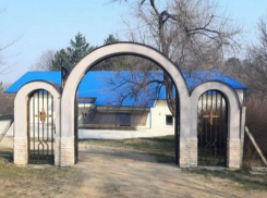 В Кишиневе святой отец выгоняет из церкви прихожан с масками