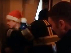 Зрелищная операция по спасению пятерых детей из лифта попала на видео в Кишиневе 