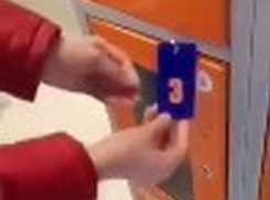 Опасность оставления вещей в шкафчике супермаркета показал на видео житель Кишинева