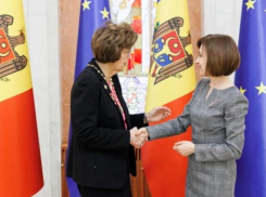 Санду вручила высшую госнаграду госсекретарю штата Северной Каролины 