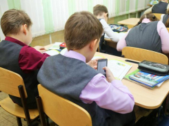 С 1 сентября могут запретить использование мобильных телефонов в школах