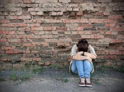 Шестеро мужчин занялись в Бричанах групповым сексом с 14-летней девушкой, которую «не пустил домой муж»