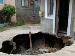 В центре столицы образовался огромный кратер прямо перед входом в жилой дом
