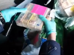 «Привет из Майями»: таможня пресекла незаконный ввоз в Молдову денег «для революции» 