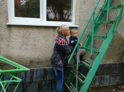 Пациентам одной из столичных поликлиник приходится подниматься по пожарной лестнице