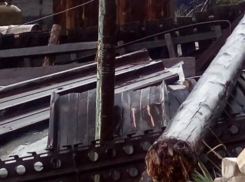 Мужчина спас молодую женщину с ребенком и получил серьезные травмы от рухнувшей беседки на пляже Днестра 