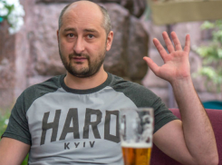 Украинские силовики всех обманули: Аркадий Бабченко «воскрес» и извинился перед женой