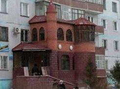 Соорудивший из своего балкона старинный замок житель Румынии прославился на всю Европу