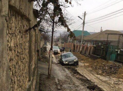 В Дурлештах автомобиль провалился в траншею на дороге