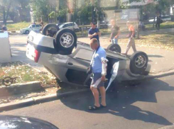 Пассажир пострадал в автомобиле, который перевернулся в Кишиневе