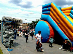 Необычное полезное применение позорного «камня Гимпу» на Фестивале семьи сняли на фото