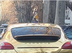 В столице водитель покрыл свой Porsche «золотом» 