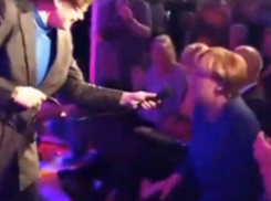 «Странное пение» Ангелы Меркель в ночном клубе сняли на видео 