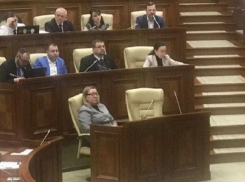 Депутат PAS уснула прямо во время заседания парламента