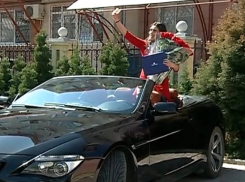 Изобретательные студенты продают фотосессии с огромным букетом роз в кабриолете