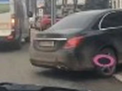 Автохам на «Мерседесе» перекрыл движение в центре столицы и попал на видео