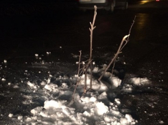 Водители в Кишиневе повредили автомобили в скрытой под снегом огромной яме